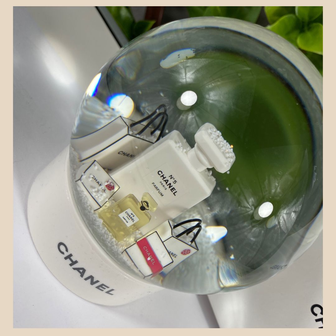 New Chanel snow globe, Schneekugel Mit Carmelia und Geschenkverpackung Vip Gift