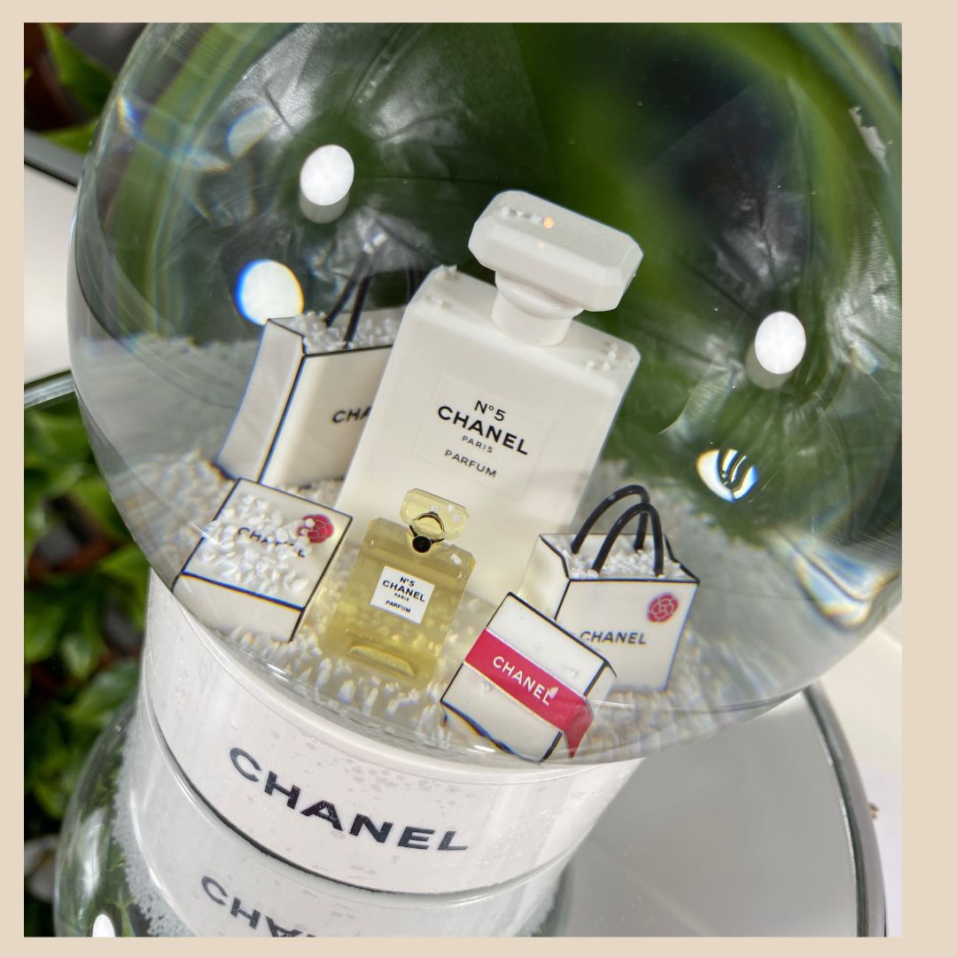 New Chanel snow globe, Schneekugel Mit Carmelia und Geschenkverpackung Vip Gift