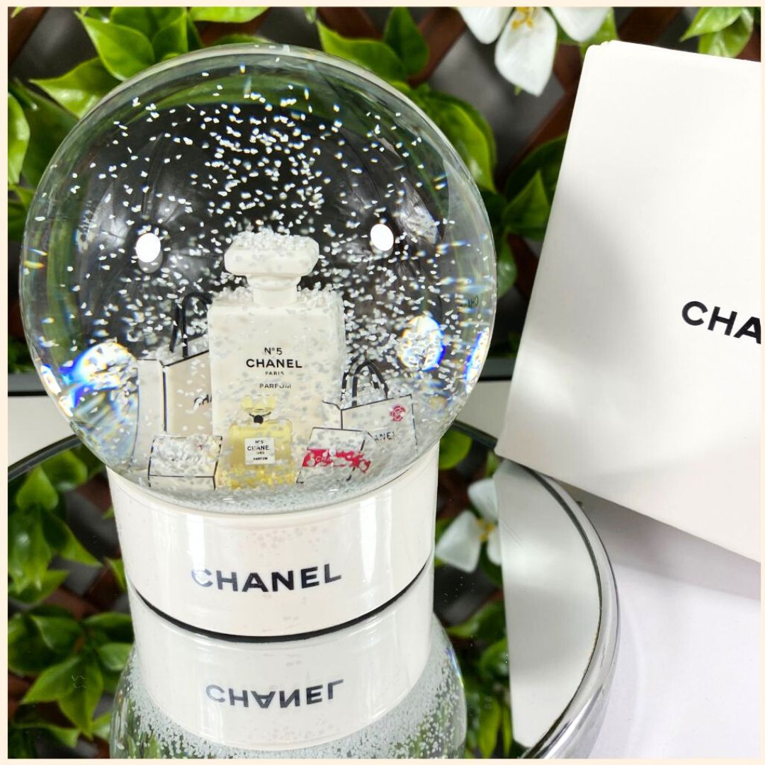 New Chanel snow globe, Schneekugel Mit Carmelia und Geschenkverpackung Vip Gift