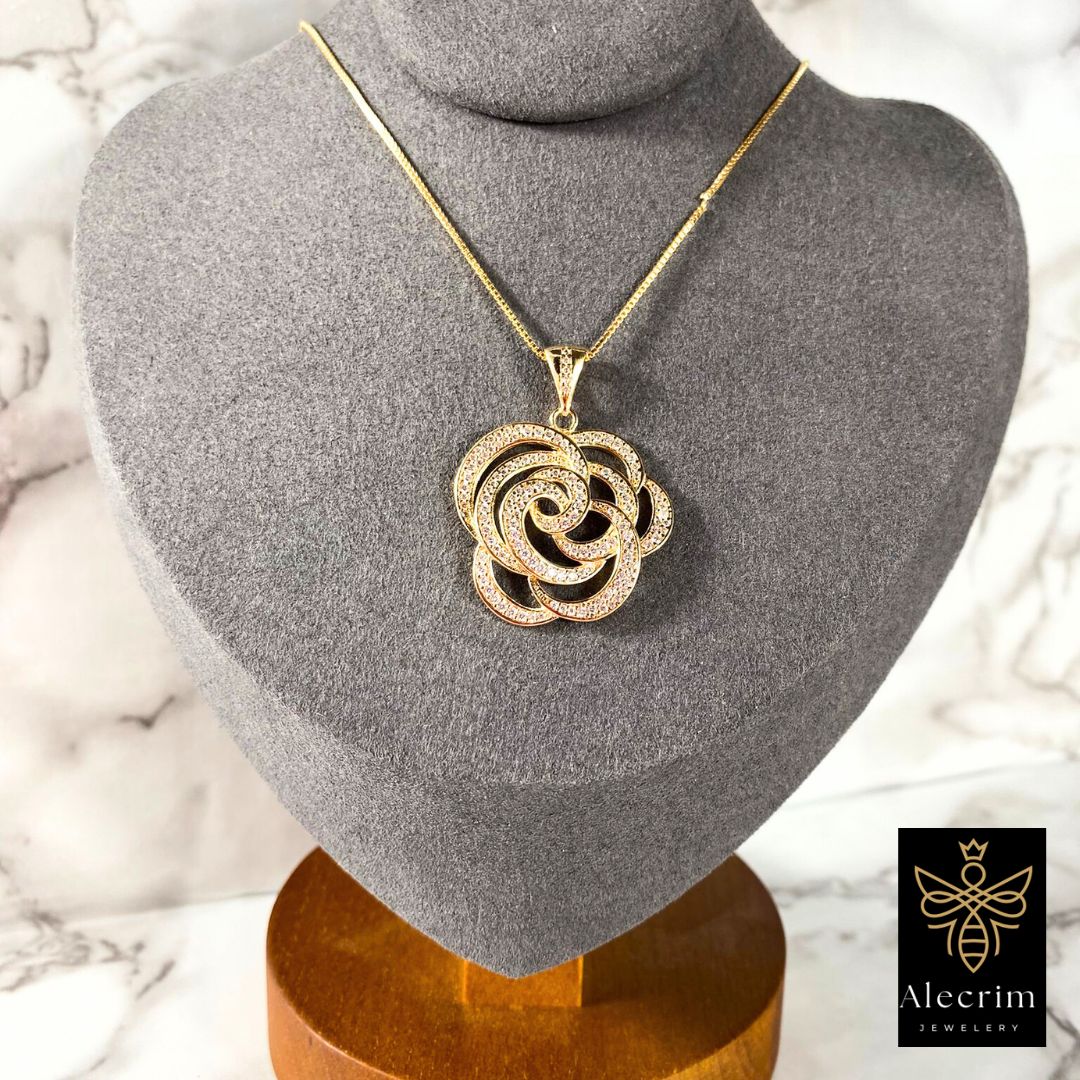 Damenkette mit Kamelienblüten-Anhänger, vergoldet, mit Zirkonia-Steinen.