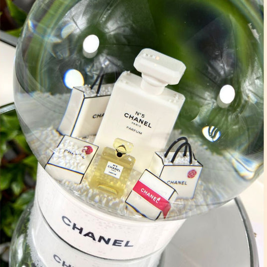 New Chanel snow globe, Schneekugel Mit Carmelia und Geschenkverpackung Vip Gift