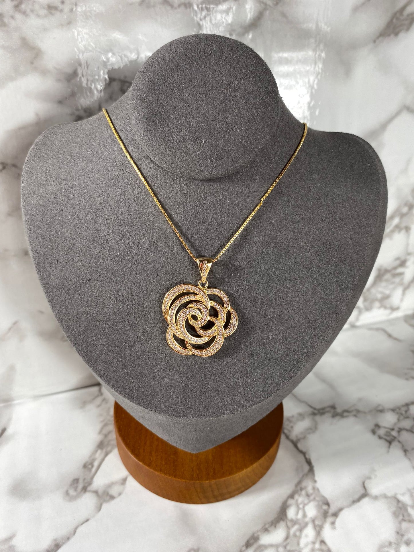 Damenkette mit Kamelienblüten-Anhänger, vergoldet, mit Zirkonia-Steinen.