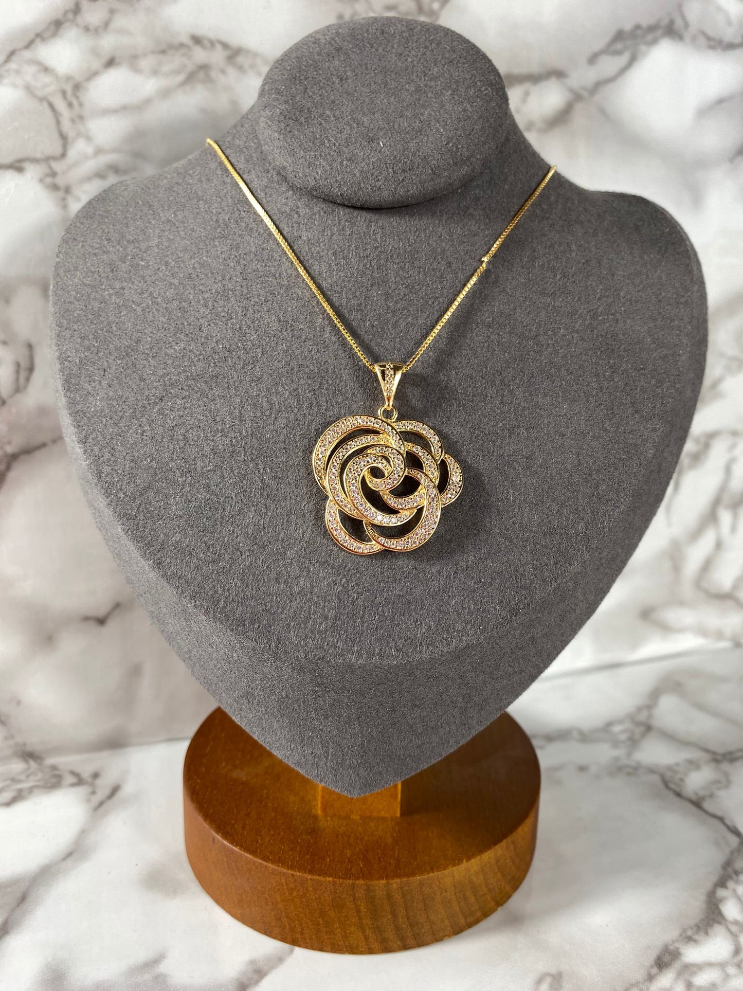 Damenkette mit Kamelienblüten-Anhänger, vergoldet, mit Zirkonia-Steinen.