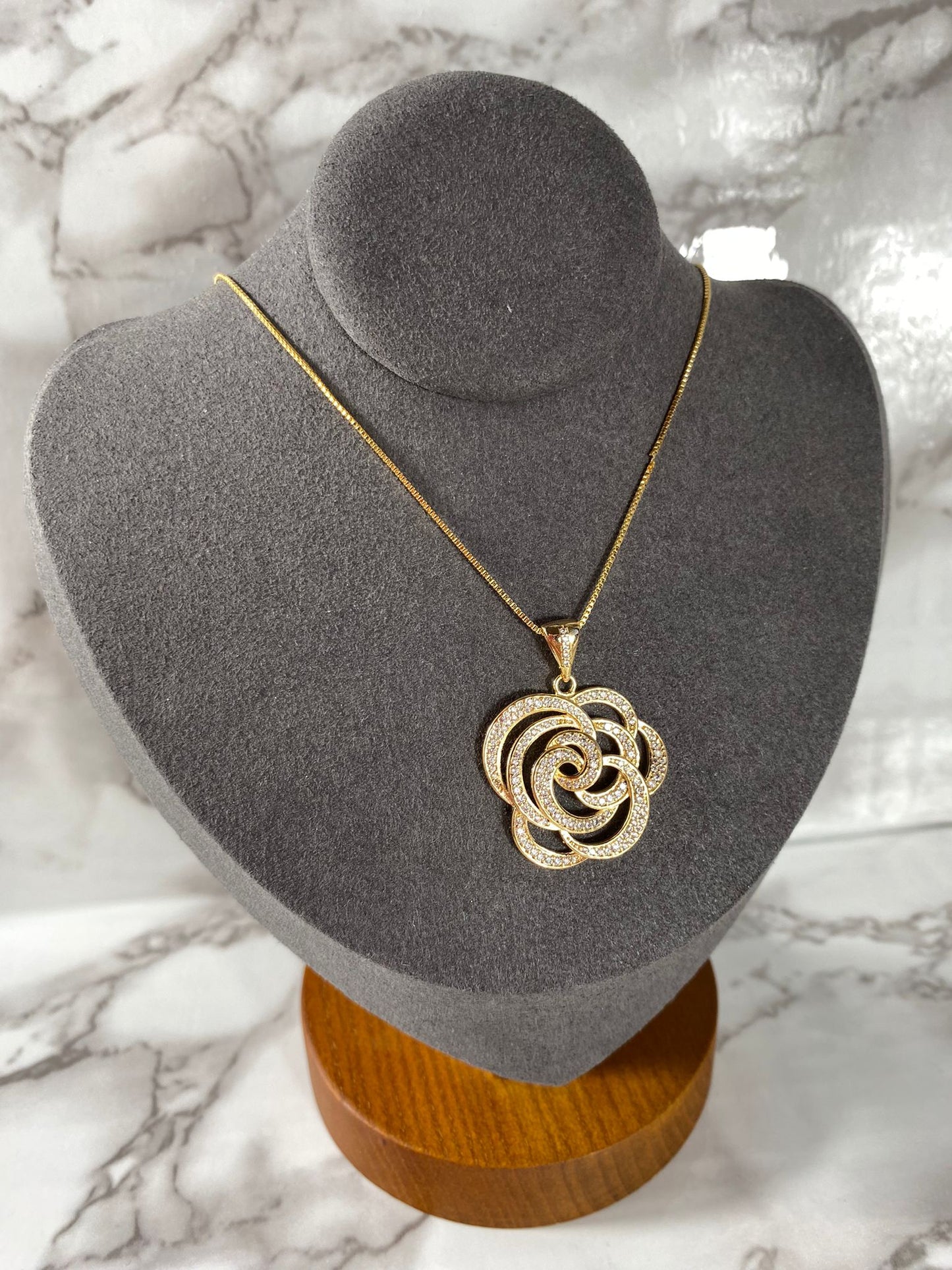 Damenkette mit Kamelienblüten-Anhänger, vergoldet, mit Zirkonia-Steinen.