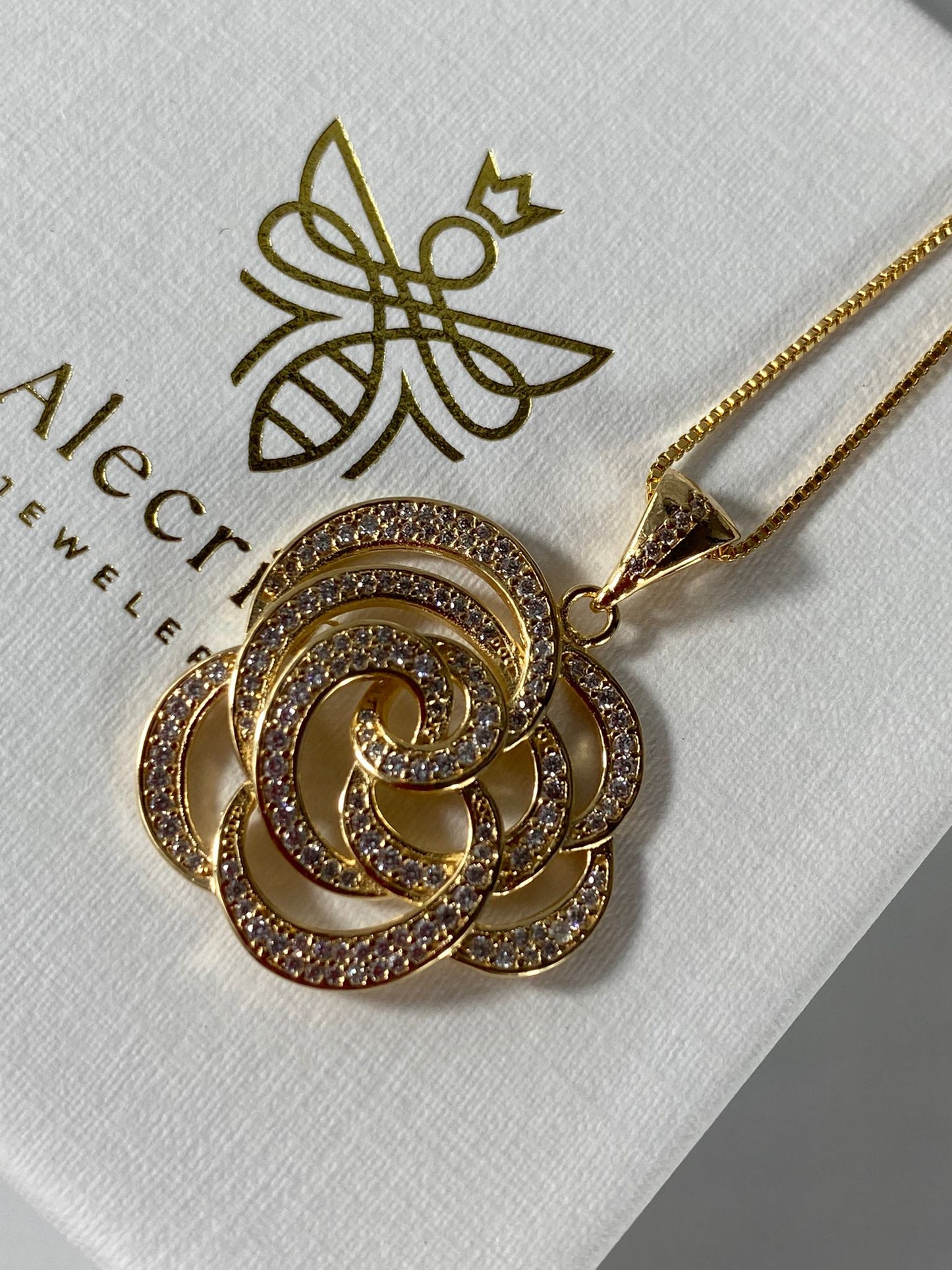 Damenkette mit Kamelienblüten-Anhänger, vergoldet, mit Zirkonia-Steinen.