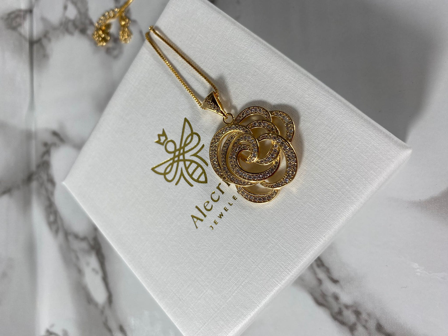 Damenkette mit Kamelienblüten-Anhänger, vergoldet, mit Zirkonia-Steinen.