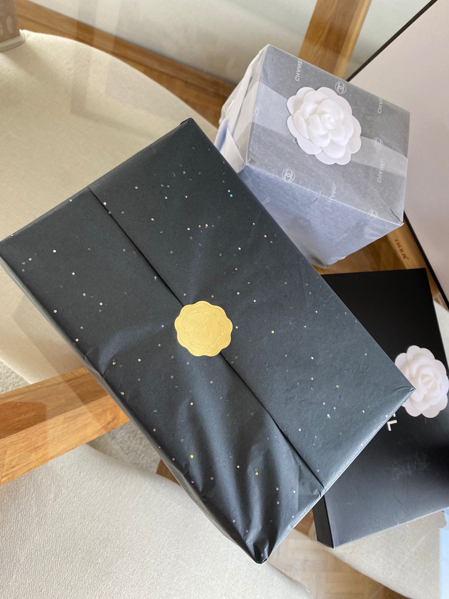 New Chanel snow globe, Schneekugel Mit Carmelia und Geschenkverpackung Vip Gift