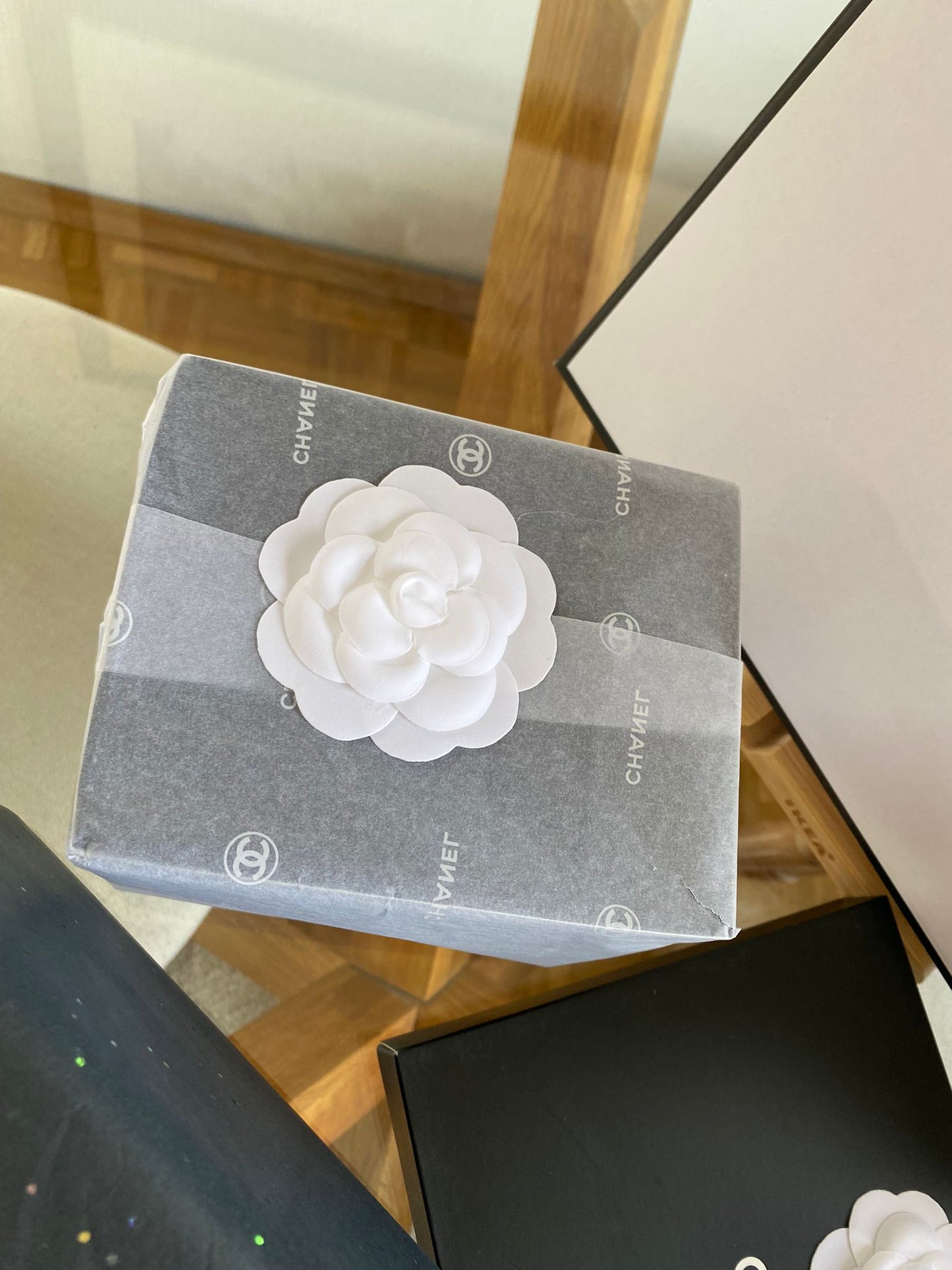 New Chanel snow globe, Schneekugel Mit Carmelia und Geschenkverpackung Vip Gift