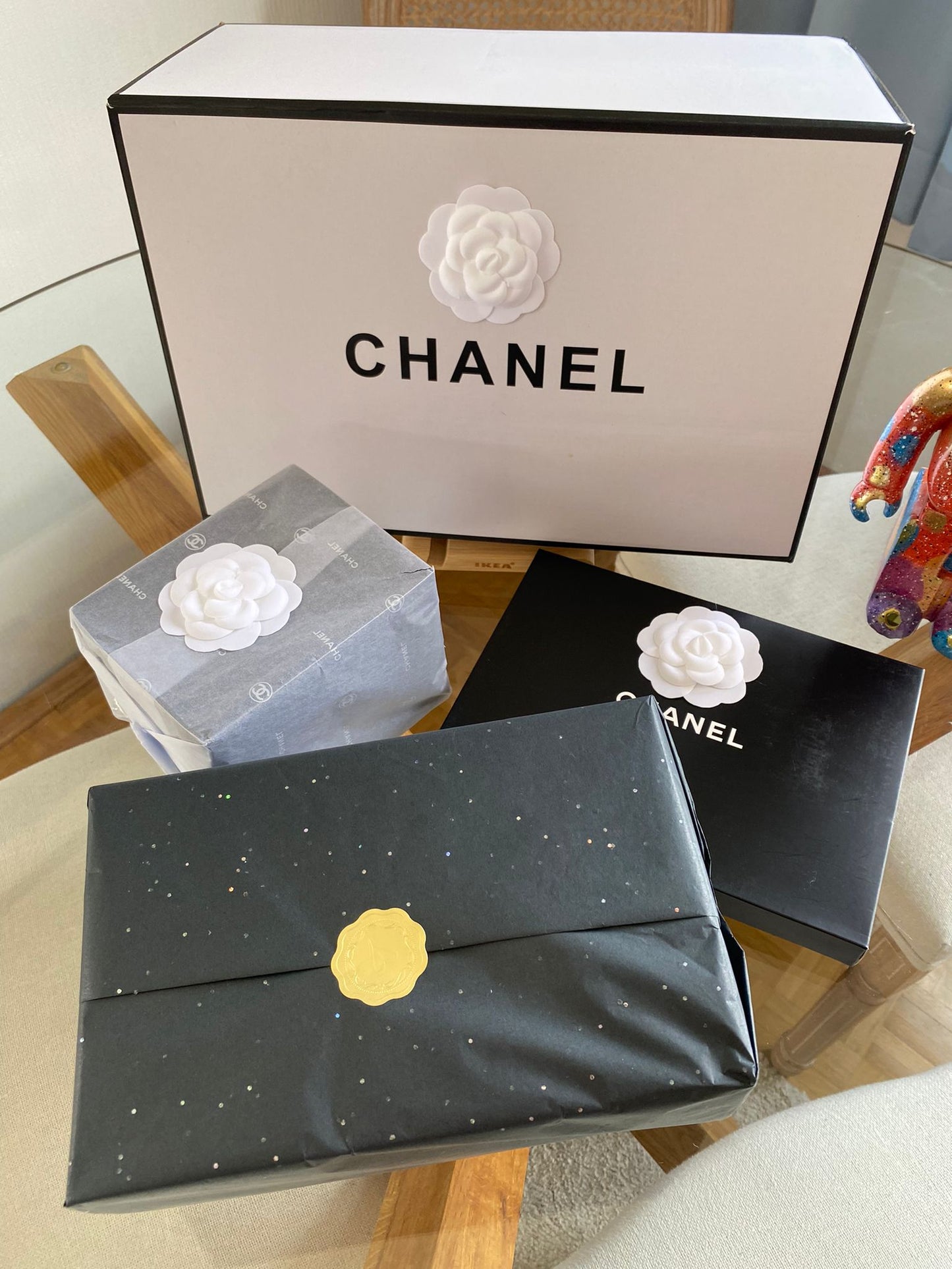 New Chanel snow globe, Schneekugel Mit Carmelia und Geschenkverpackung Vip Gift