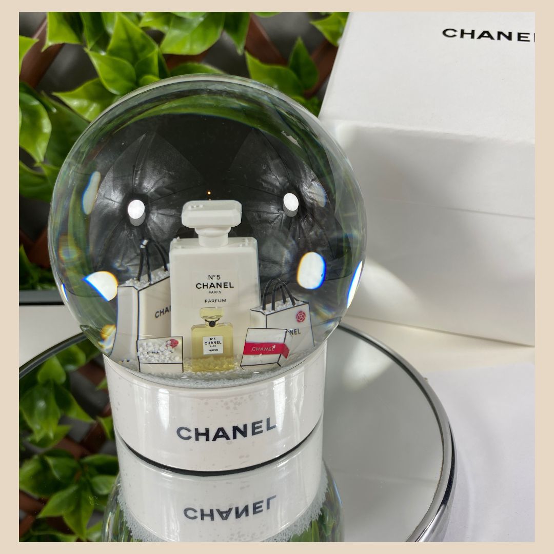 New Chanel snow globe, Schneekugel Mit Carmelia und Geschenkverpackung Vip Gift