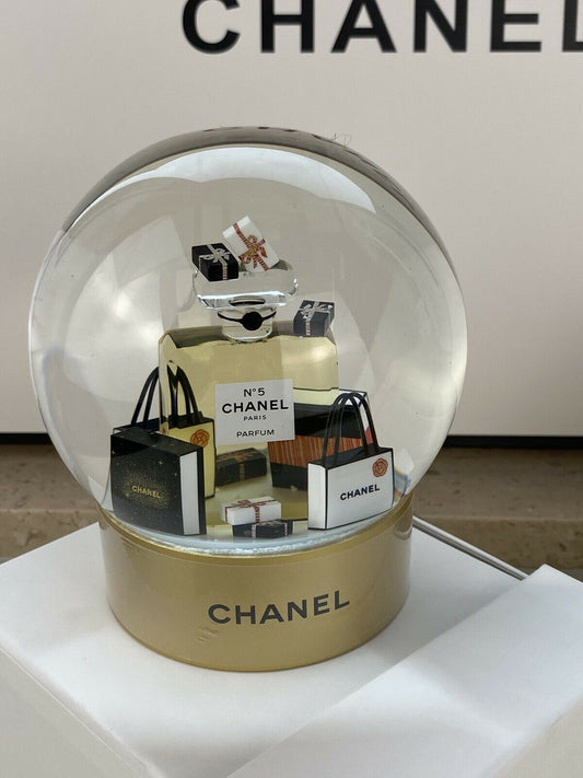 New Edition Gold Snow Globe Kristallkugel