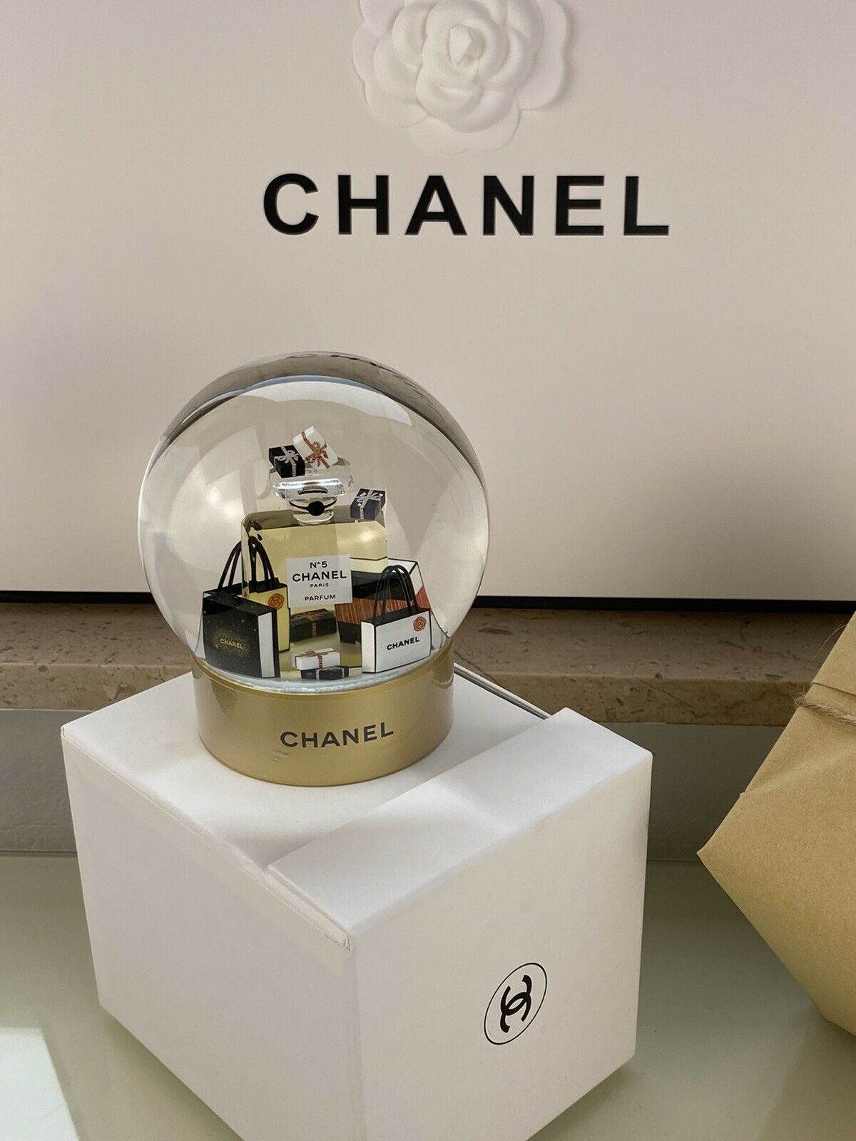 New Edition Gold Snow Globe Kristallkugel