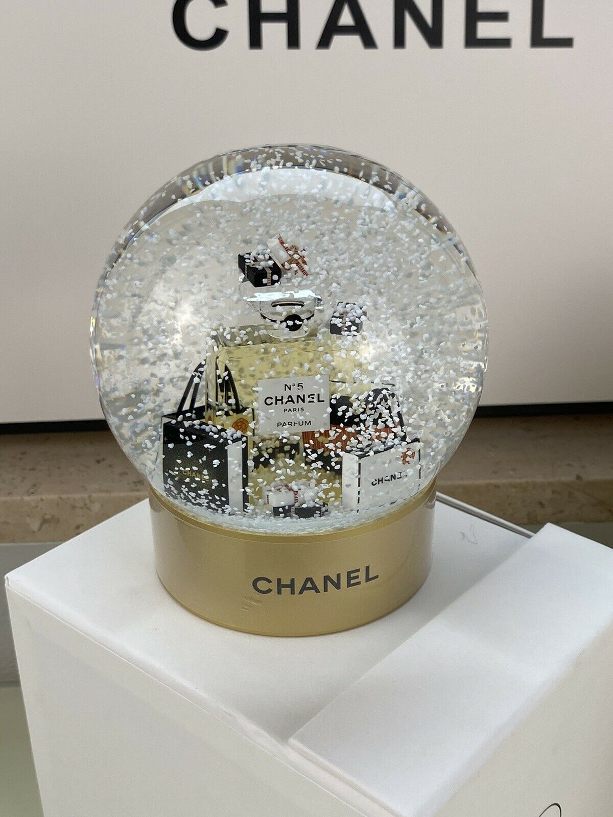 New Edition Gold Snow Globe Kristallkugel