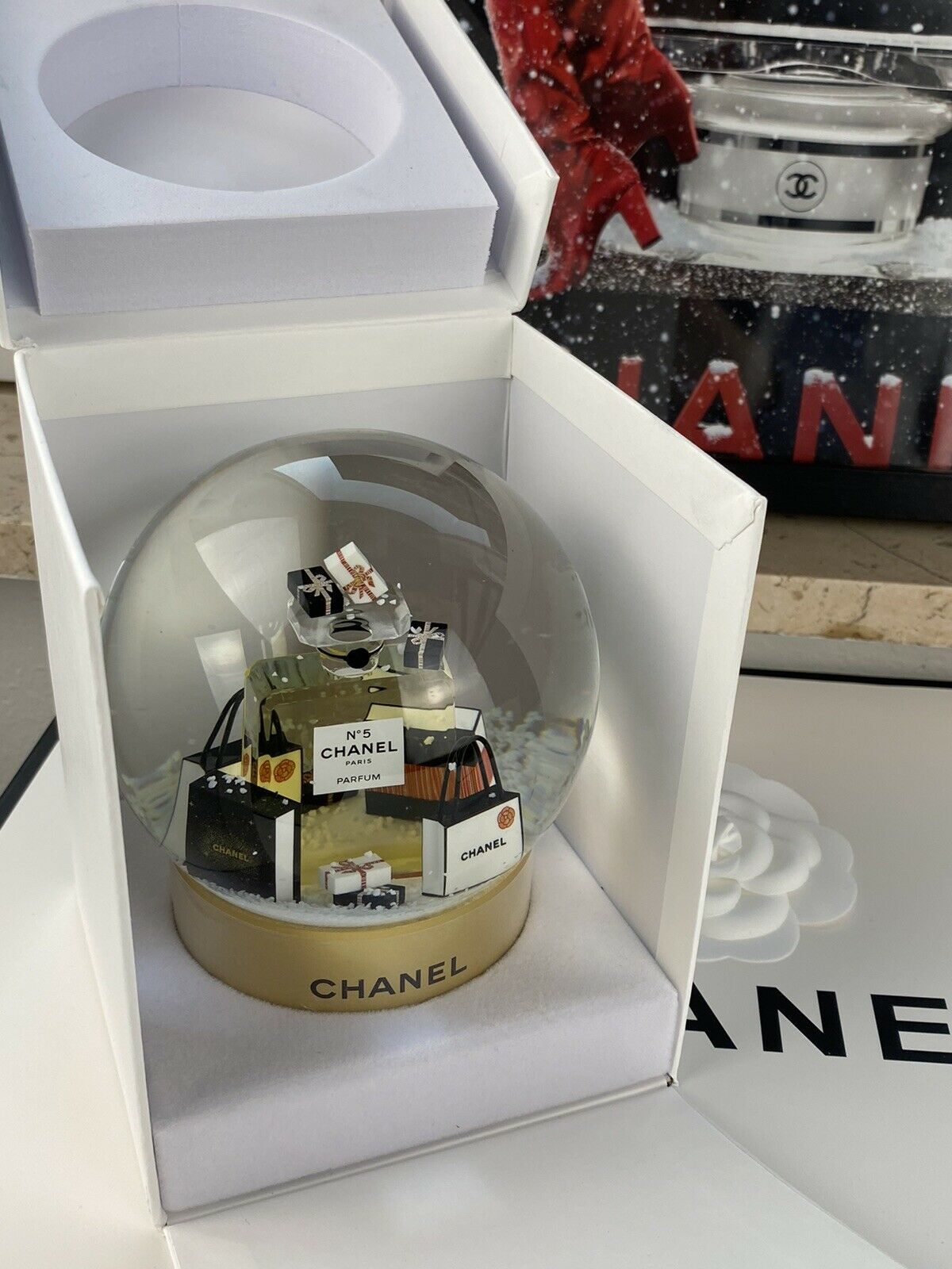 New Edition Gold Snow Globe Kristallkugel