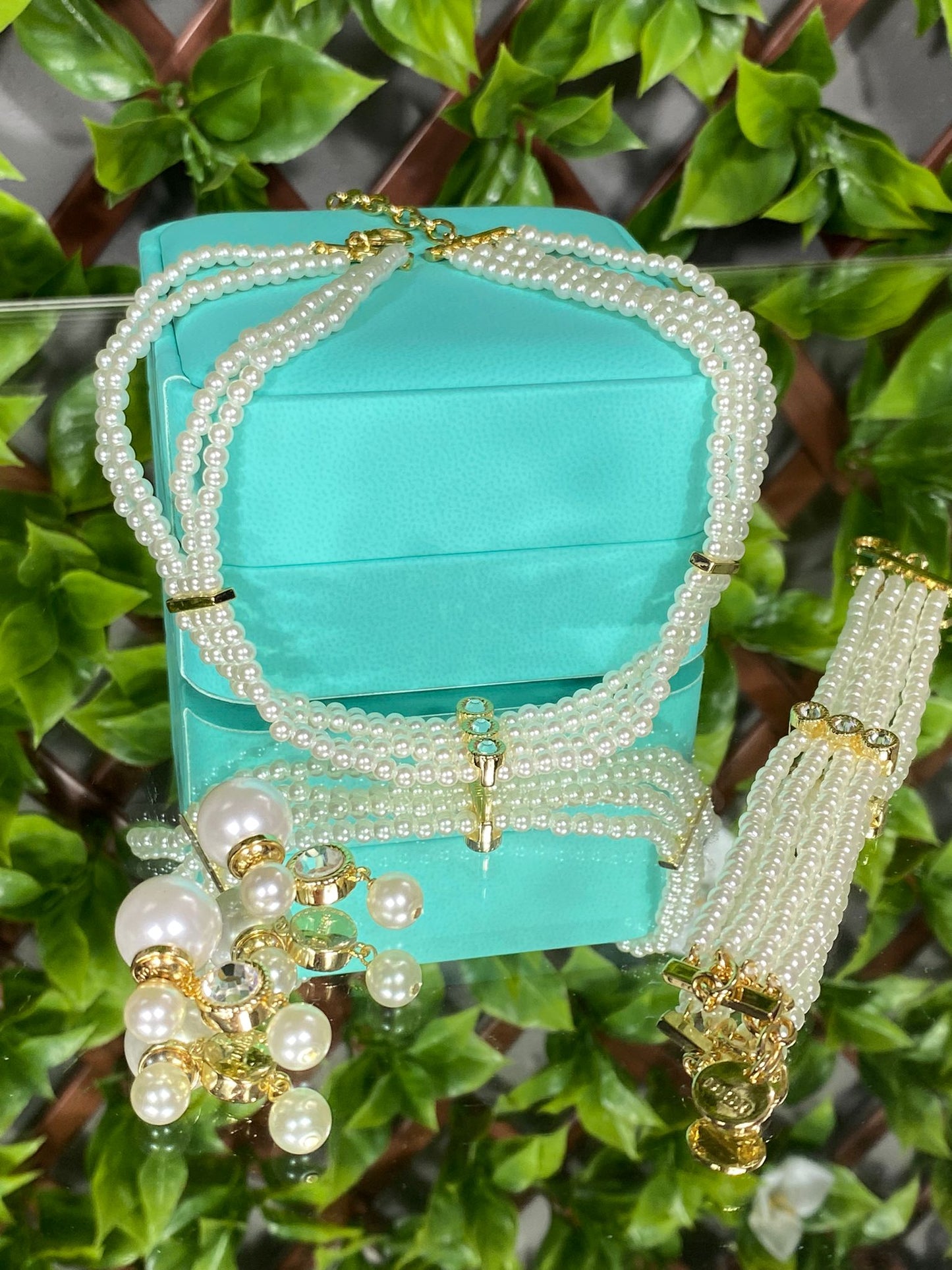 Three pieces, Luxury Jewelry, Pearl Necklace, Bracelet and Earrings