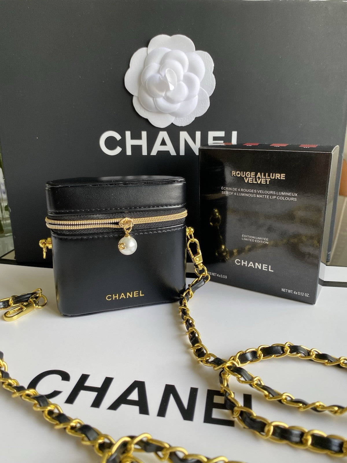 CHANEL BEAUTÈ iPods Holder Black Leather