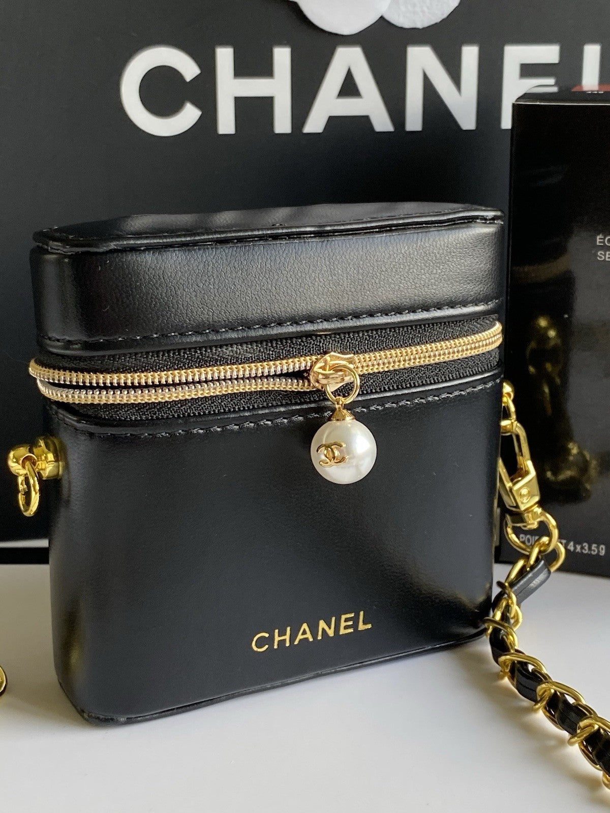 CHANEL BEAUTÈ iPods Holder Black Leather