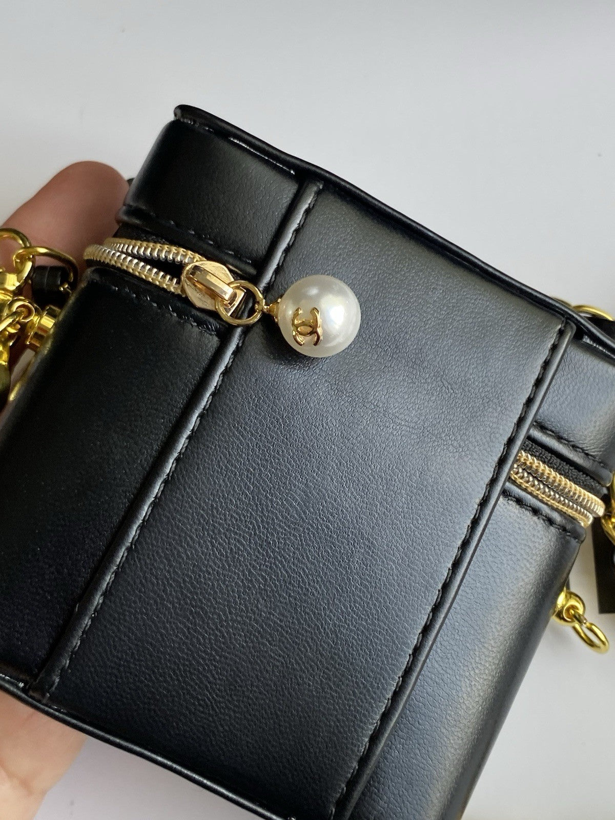 CHANEL BEAUTÈ iPods Holder Black Leather